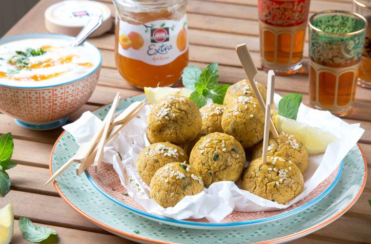 Kichererbsen-Falafel mit Aprikosen-Minze-Dip 