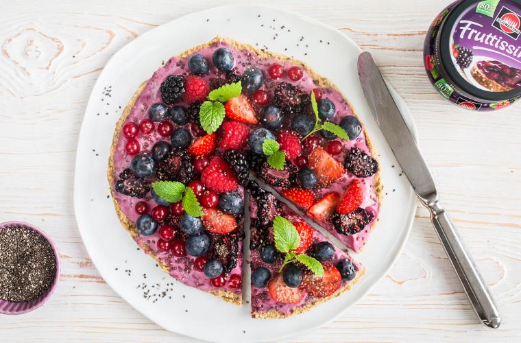 Frühstückspizza mit Marmelade und Beeren