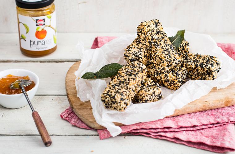 Gebackener Feta in Sesamkruste mit fruchtigen Dips