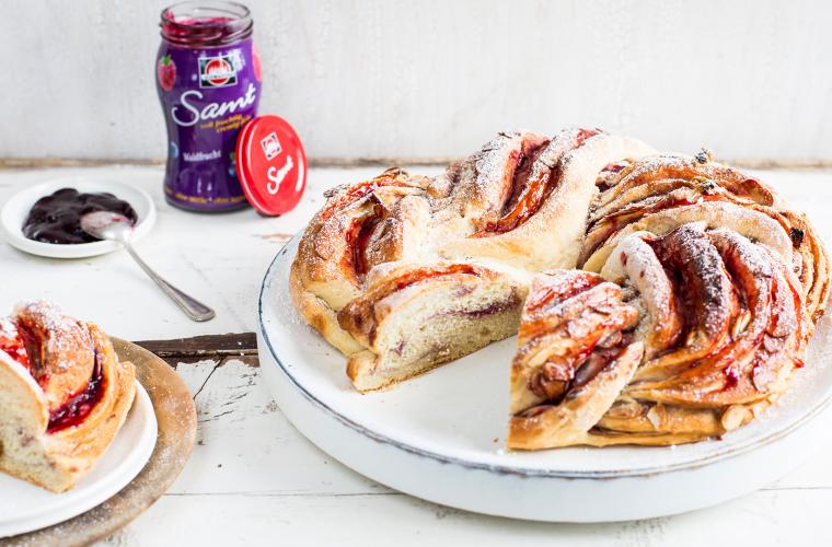 Samtiger Hefezopf mit Marmelade