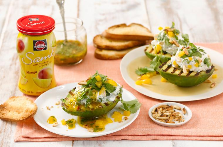 Gegrillte Avocado mit Ziegenfrischkäse und Mangosauce