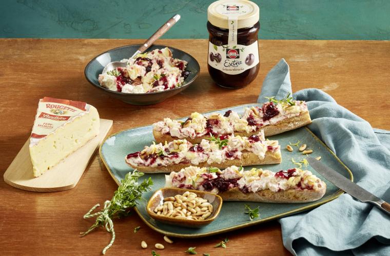 Käse-Kirsch-Baguette mit Pinienkernen und Thymian