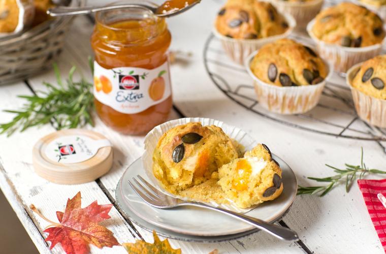 Frühstücksmuffins mit Ziegenkäse-Aprikosenkern