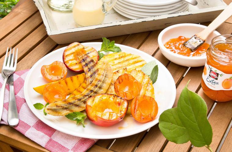 Gegrilltes Obst mit Aprikosenglasur 