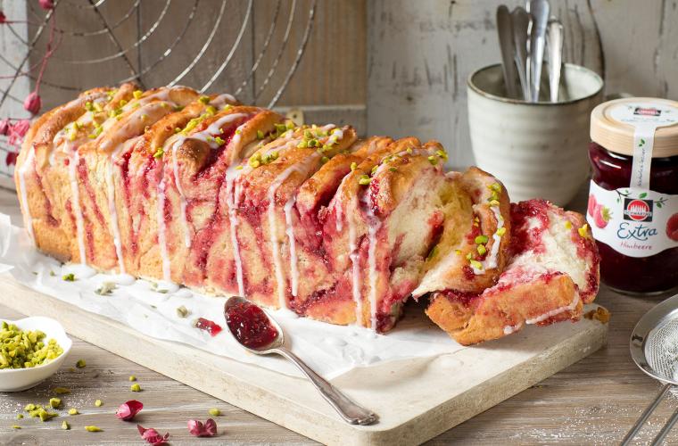 Zupfbrot mit Himbeer-Konfitüre