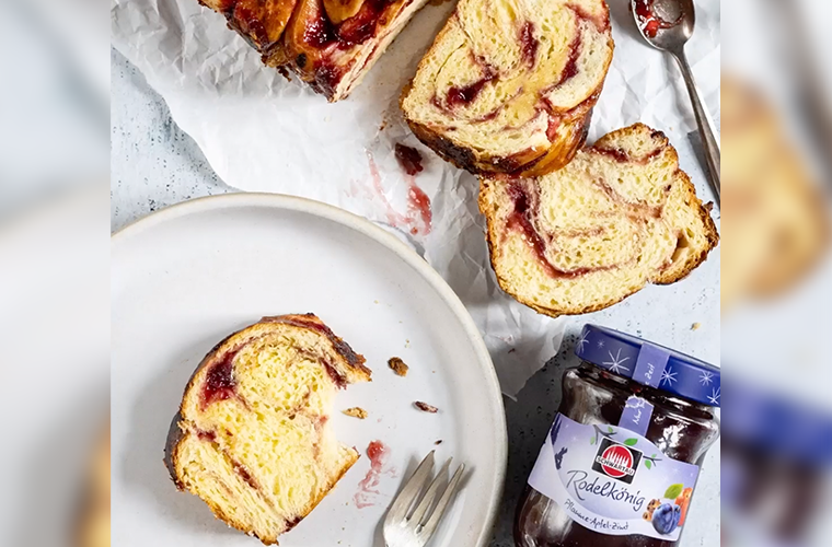 Babka mit fruchtiger Füllung