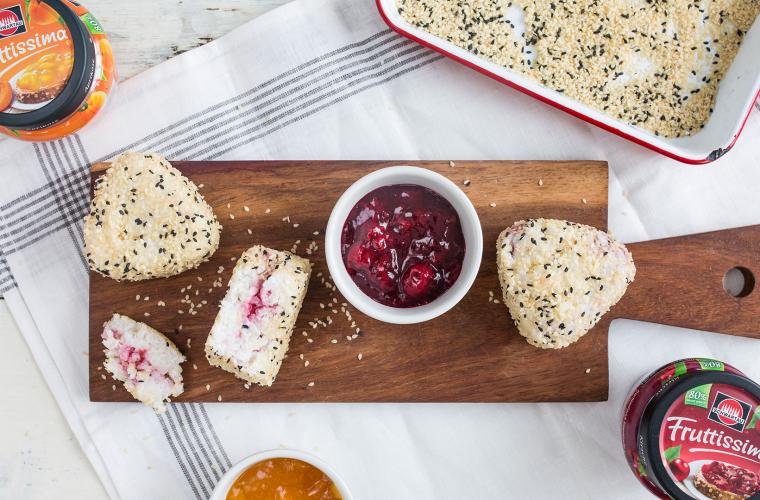 Süße Onigiri: Milchreispäckchen mit Marmeladenfüllung
