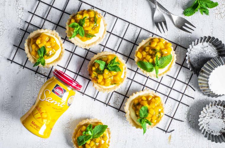 Tartelettes mit Pudding und Mango-Minz-Kompott