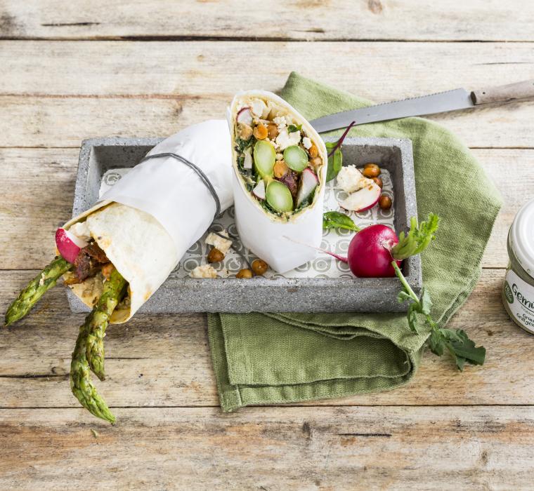 Gemüse Wrap mit gegrilltem Spargel und Hirtenkäse