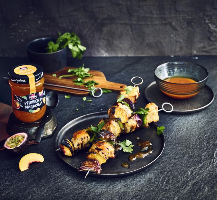 Gegrillte Hähnchenspieße mit Pfirsich-Maracuja-Marinade