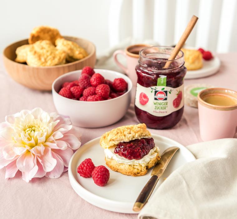 Scones mit Himbeer-Fruchtaufstrich