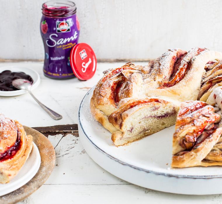Samtiger Hefezopf mit Marmelade