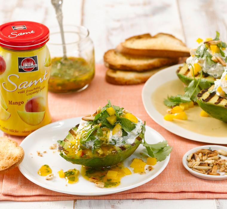 Gegrillte Avocado mit Ziegenfrischkäse und Mangosauce