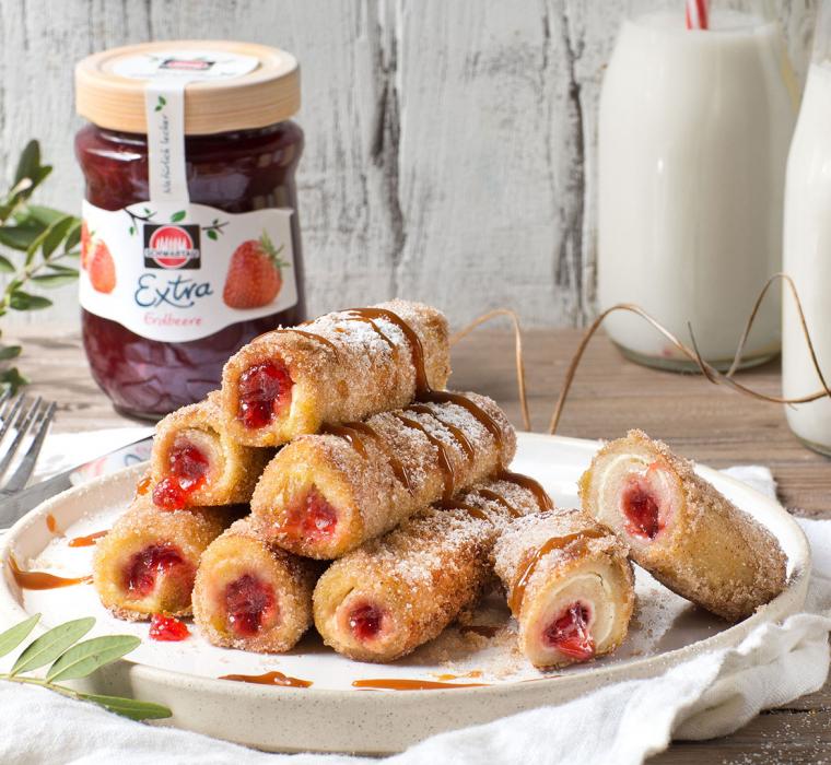 French Toast Röllchen mit Erdbeermarmelade und Frischkäse